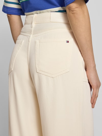 Frauenmodel trägt Wide Leg Jeans aus Lyocell von Tommy Hilfiger in Creme mit Label Patch und 5-Pocket-Design, Ganzkörperansicht Rückansicht.