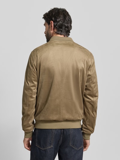 Męski model nosi Regular Fit Jacke in Leder-Optik Modell 'Rapid' von CINQUE, beżowa, elastyczny materiał, widok całej sylwetki z tyłu.