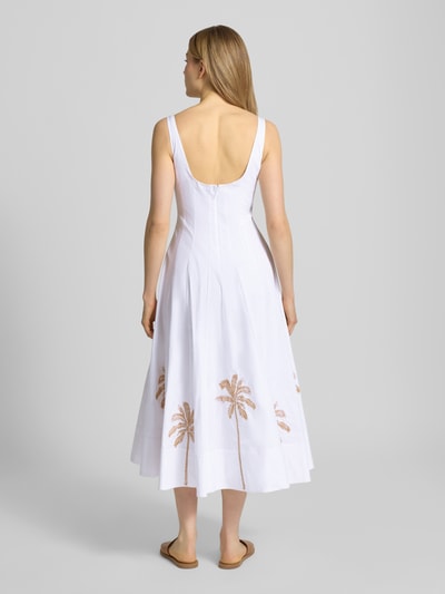 Vrouwenmodel draagt wit midi-jurk met motiefstitching model 'Wells' van Staud, katoenmix met stretch, getailleerd model, ruglengte 96 cm, borstwijdte 33 cm, haakjes- en ritssluiting, vierkante hals, brede bandjes, detailopname rugaanzicht.