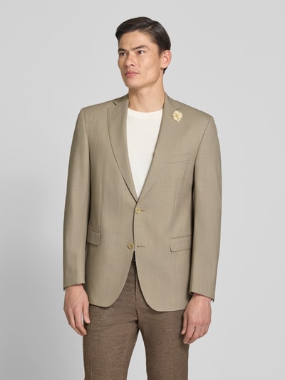 Męski model nosi Slim Fit 2-Knopf-Sakko aus Schurwolle-Mix Modell 'Shelby' von Carl Gross w beżowym kolorze, krój slim fit, z klapami, kieszenie z patkami, długość pleców w rozmiarze 50: 80 cm, szerokość w rozmiarze 50: 50 cm, długość rękawa w rozmiarze 50: 70 cm, tekstura gładka, całkowity widok z przodu