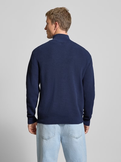 Männermodel trägt Regular Fit Troyer in Strick-Optik von Levi's®, Reine Baumwolle, navy, Rückenansicht, Ganzkörperansicht Rückansicht.