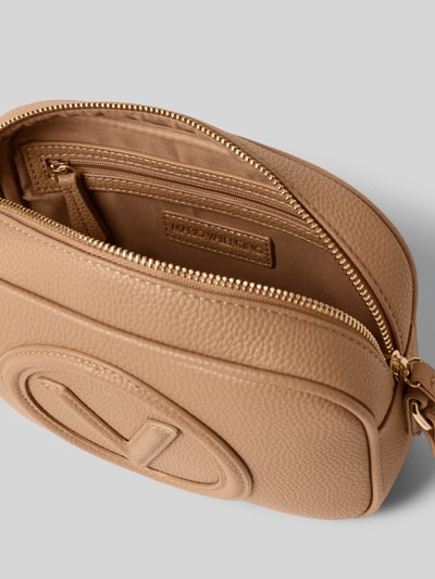 Produktfoto, Camera Bag mit Logo-Detail Modell 'Covent' von VALENTINO BAGS in Beige, feine Narbung, Hauptfach mit Reißverschluss, goldfarbene Details, Breite 23 cm, Länge 16 cm, Tiefe 9 cm, Schulterriemen 132 cm.