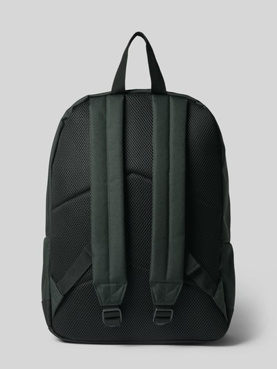 Produktfoto, Rucksack mit Label-Patch Modell 'Jake' von Carhartt Work In Progress in Dunkelgrün mit Mesh-Textur und verstellbaren Schulterriemen, Außenfach und Rundum-Zweiwege-Reißverschluss, Rückenpartie und Gurte von hinten sichtbar, Hauptfach 40x45x14 cm, Kontext: Herren Rucksack, Innenfach mit Reißverschluss, kurzer Henkel, Länge Schulterriemen 68 cm