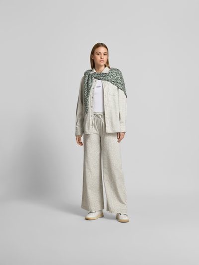 Frauenmodel trägt Hemdjacke mit Allover-Animal-Print von Lala Berlin aus Reine Baumwolle im Oversized-Fit mit Brusttasche, Knopfleiste, Ganzkörperansicht von vorne.