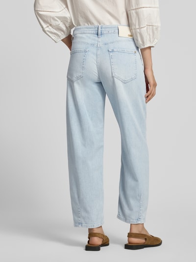 Männermodel trägt hellblaue Regular Fit Barrel Jeans aus Baumwoll-Mix Modell 'ELIN' von Cambio, Damen Barrel Jeans, Ganzkörperansicht Rückansicht