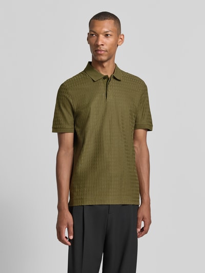 Männermodel trägt olivgrünes Regular Fit Poloshirt aus reiner Baumwolle Modell 'Parley 321' von BOSS, Ganzkörperansicht von vorne, Herren Poloshirt.