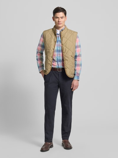 Männermodel trägt bunt kariertes Custom Fit Freizeithemd mit Button-Down-Kragen von Polo Ralph Lauren aus reiner Baumwolle, Ganzkörperansicht von vorne. Rückenlänge 82 cm, Schulterbreite 44 cm, Ärmellänge 65 cm, Label-Stitching und Knopfleiste.