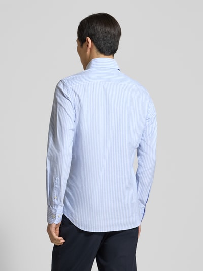 Męski model nosi Slim Fit Freizeithemd aus reiner Baumwolle Modell 'Oxford' von Profuomo, biała z niebieskimi paskami, krój slim fit, długi rękaw, kent kołnierz, pełna długość guzików, długość tyłu w rozmiarze 40: 73 cm, szerokość ramion w rozmiarze 40: 46 cm, długość rękawa w rozmiarze 40: 66 cm, widok całej sylwetki z tyłu.