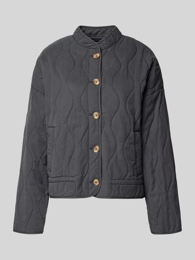 Produktfoto, Steppjacke aus Lyocell-Baumwoll-Mix mit Stehkragen von Jake*s Casual, Regular-Fit, Knopfleiste, Eingrifftaschen, grauer Ton, gewellte Steppnähte, glatte Textur, Rückenlänge 59 cm, Schulterbreite 45 cm, Brustweite 60 cm, Ärmellänge 49 cm.
