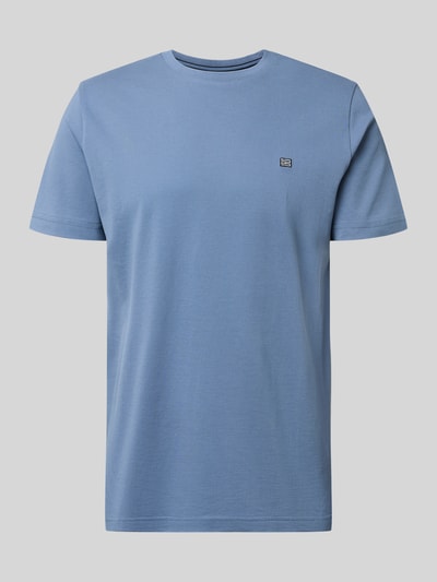 Produktfoto, T-Shirt aus Baumwolle mit Rundhalsausschnitt von Christian Berg Men in Blau, Regular Fit, dezentes Label-Detail auf Brust, glatte Textur