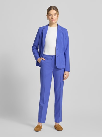 Frauenmodel trägt Hose mit Bügelfalten von Betty Barclay aus Material-Mix mit Stretch-Anteil, Regular Fit, Farbe Blau, Ganzkörperansicht von vorne.
