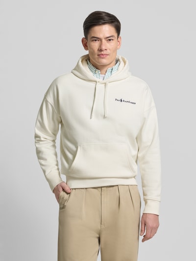Männermodel draagt Relaxed Fit Hoodie met Labelstitching en kangoeroezak van Polo Ralph Lauren, katoenmix, beige, Ganzkörperansicht van voren. Ruglengte maat M 67 cm, mouwlengte 54 cm.