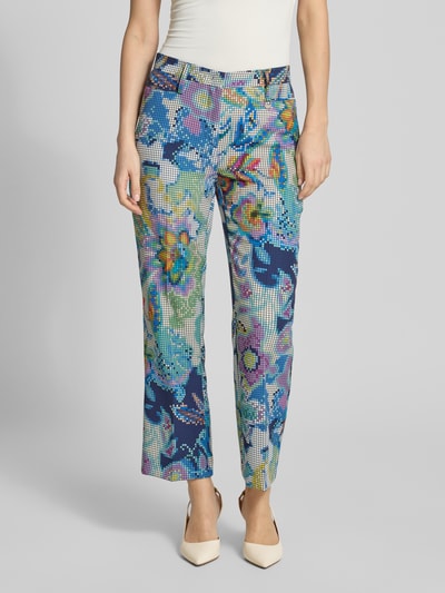Frauenmodel trägt Hose mit Label-Detail Modell 'Aida Kick' von MAC, Material-Mix mit Stretch-Anteil, Slim-Fit, bunter Blumenprint, Eingrifftaschen, Knopf- und Reißverschluss, Bundweite 41 cm, Innenbeinlänge 69 cm, Ganzkörperansicht von vorne.