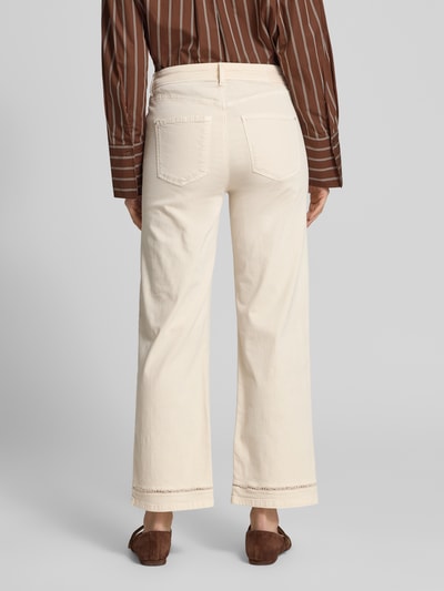 Vrouwenmodel draagt Jeans mit Label-Stitchings in 7/8-lengte van Raffaello Rossi, katoenmix met stretch, steekzakken, bandwijdte maat 36: 38 cm, binnenbeenlengte maat 36: 70 cm, geheel in lichte tint, rechte vormen en gladde textuur. Ganzkörperansicht Rückansicht.