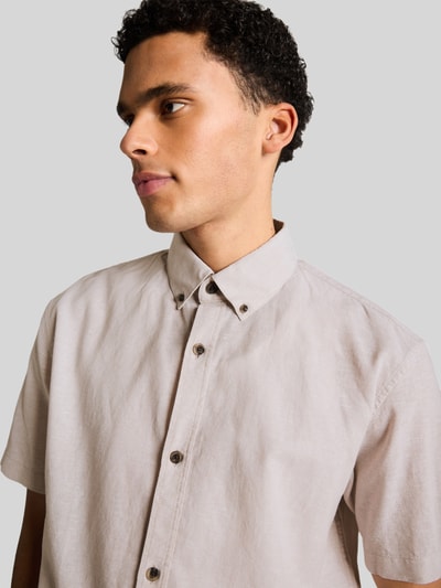 Männermodel trägt Relaxed Fit Freizeithemd aus Leinen-Baumwoll-Mix von Tom Tailor Denim, Optik: Unifarben, Nahaufnahme Oberkörper.