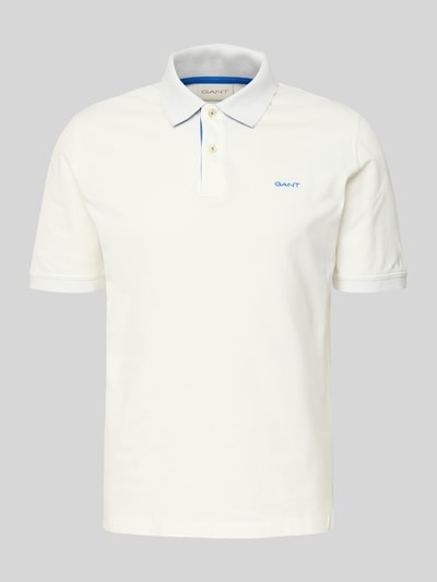 Produktfoto, Regular Fit Poloshirt mit Logo-Stitching von Gant in Cremeweiß, aus elastischem Baumwoll-Mix, kurzärmelig, Polokragen, dezentes Logo auf Brust.