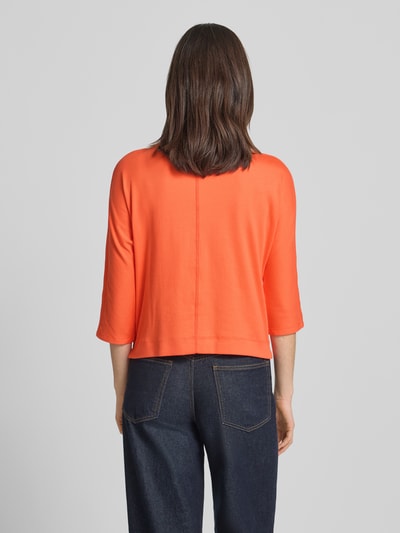 Männermodel trägt T-Shirt mit 3/4-Arm von Marc Cain in Orange, bawełna z domieszką elastanu, prosty krój, długość tyłu 49 cm, Ganzkörperansicht Rückansicht.