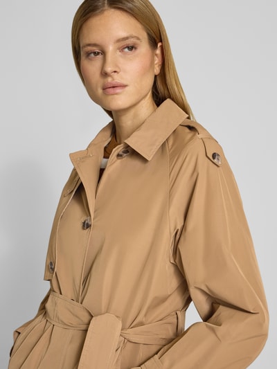 Frauenmodel trägt Trenchcoat mit Bindegürtel von Fuchs Schmitt in Beige, Material-Mix mit Baumwoll-Anteil, Regular-Fit, Umlegekragen, Knopfleiste, Nahaufnahme Oberkörper. Rückenlänge bei Größe 36: 124 cm, Schulterbreite: 42 cm, Brustweite: 38 cm, Ärmellänge: 42 cm.