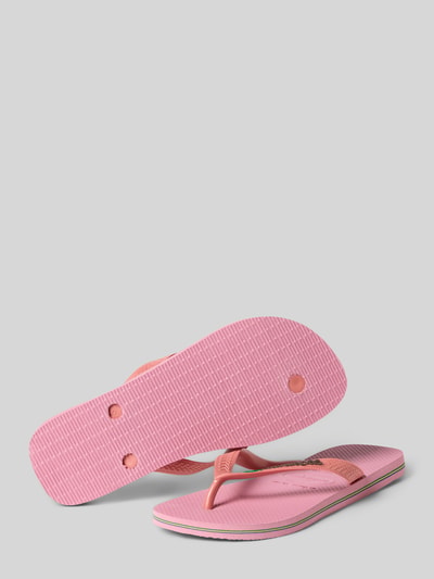 Produktfoto, Flip-Flops mit Logo-Detail von Havaianas in Rosa, abgerundete Passform, offene Ferse, Zehentrenner, Absatzhöhe 1 cm bei Größe 39/40, strukturierte Oberfläche