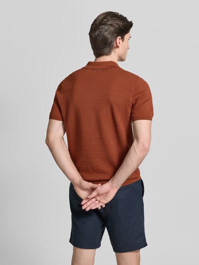 Männermodel trägt Poloshirt mit gerippten Abschlüssen von Antony Morato in Braun aus Reine Baumwolle, Gerader-Schnitt, Ganzkörperansicht Rückansicht.