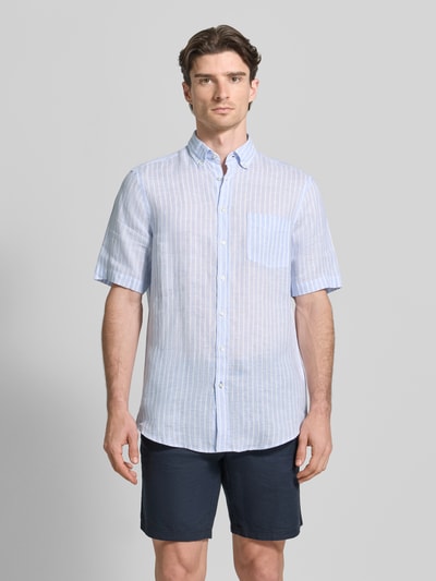 Męski model nosi Regular Fit Freizeithemd aus Leinen von Christian Berg Men, niebiesko-białe paski, brustasza, kołnierzyk typu button down, listwa guzikowa, długość tyłu w rozmiarze M: 82 cm, szerokość w rozmiarze M: 52 cm, długość rękawów w rozmiarze M: 28 cm, koszula casualowa z lnu, krój regular fit, krótki rękaw, widok z przodu, ujęcie całej sylwetki