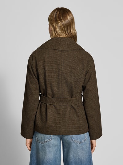 Vrouwenmodel draagt Regular fit kurzmantel met bindriem model 'AUGUSTA' van ONLY, effen bruin, wol, sjaalkraag, lange mouw, steekzakken, volledige rugaanzicht.