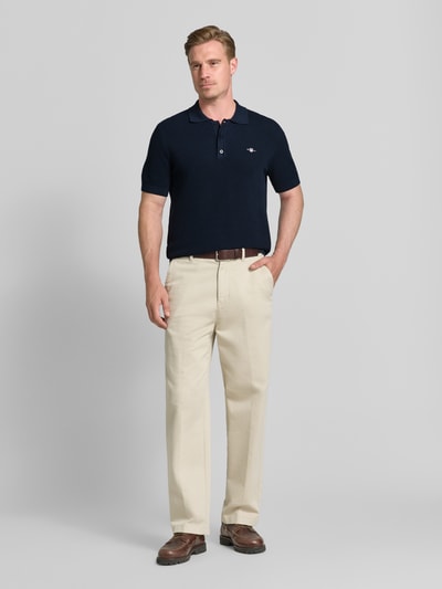 Männermodel trägt Regular Fit Poloshirt mit Label-Stitching von Gant aus Reine Baumwolle, Herren, Polokragen, Ganzkörperansicht von vorne. Rückenlänge bei Größe M: 68 cm.