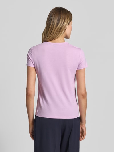 Frauenmodel trägt Regular Fit T-Shirt aus reiner Baumwolle Modell 'Eventsa11' von BOSS in Optik: Unifarben, glatte Jersey-Oberfläche, Ganzkörperansicht Rückansicht.