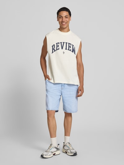 Männermodel trägt Regular Fit Jeansshorts aus reiner Baumwolle von REVIEW in heller Denim-Optik, 5-Pocket-Design, Ganzkörperansicht von vorne.