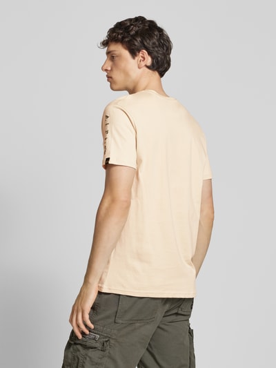 Alpha Industries T-Shirt mit Rundhalsausschnitt Modell 'Camo Sleeve' Offwhite 5
