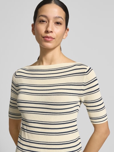 Frauenmodel trägt Slim Fit Strickpullover aus Baumwoll-Mix Modell 'PASATTA' von MAX&Co., gestreift, U-Boot-Ausschnitt, Nahaufnahme Oberkörper.
