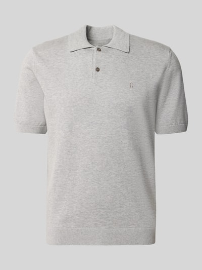 Produktfoto, Slim Fit Poloshirt aus reiner Bio-Baumwolle von Armedangels, jasnoszary, jednolity kolor, krój slim fit, logo haft, kołnierz polo, dekolt w serek, zapięcie na dwa guziki, krótkie rękawy z prążkowanymi mankietami, dolny brzeg prążkowany, delikatna dzianina z czystej bawełny organicznej