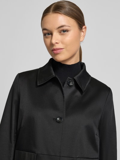 Frauenmodel trägt Regular Fit Mantel mit Umlegekragen Modell 'Mina' von CINQUE, schwarze Farbe, elastischer Baumwoll-Mix, Nahaufnahme Oberkörper.