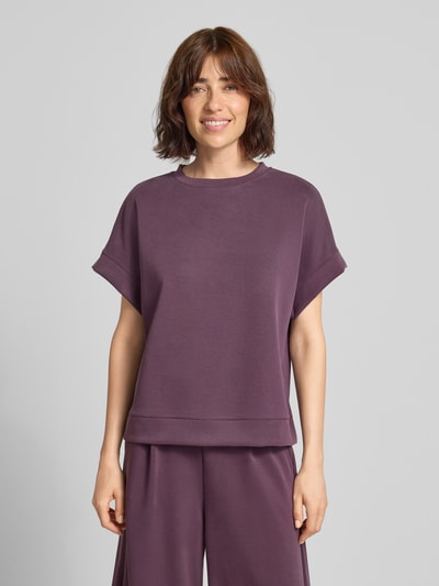 Frauenmodel trägt Sweatshirt mit Rundhalsausschnitt und 1/2-Arm von Rich & Royal in Lila, Modal-Mix, Loose Fit, Vorderansicht, Nahaufnahme Oberkörper