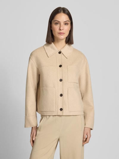 Frauenmodel trägt Jacke mit aufgesetzten Taschen Modell 'Helia' von OPUS in Beige, Relaxed Fit, Baumwoll-Mix, Nahaufnahme Oberkörper.