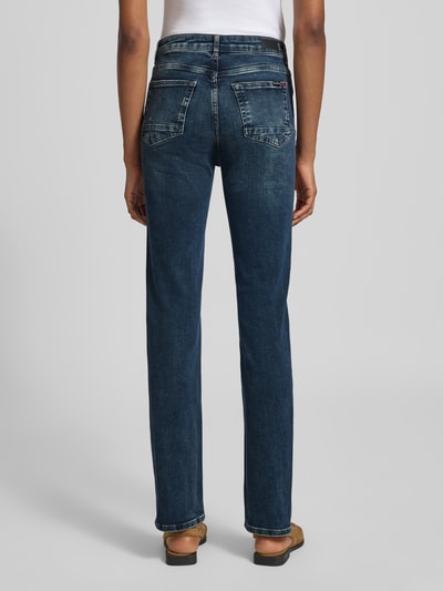 Frauenmodel trägt Straight Fit Jeans aus Baumwoll-Mix Modell 'JOYCE' von Cars Jeans in Dunkelblau, 5-Pocket-Design, Ganzkörperansicht Rückansicht.