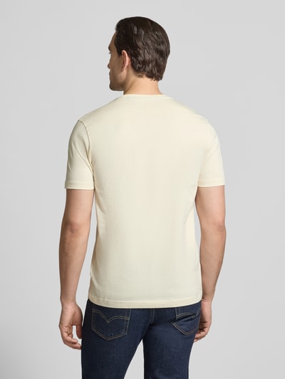 Männermodel trägt T-Shirt mit Rundhalsausschnitt von Christian Berg Men aus reiner Baumwolle, Regular Fit, Rückenlänge 70 cm, Ganzkörperansicht Rückansicht