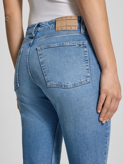 Frauenmodel trägt Regular Fit Bootcut Jeans aus Baumwoll-Mix Modell 'CLEO' von Tommy Jeans, hellblau, Label Patch, Nahaufnahme Rückansicht.