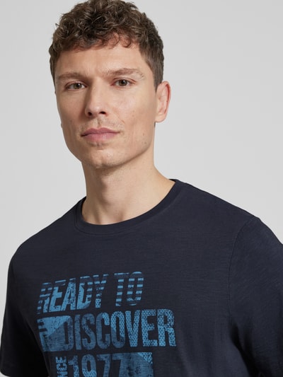 Männermodel trägt Regular Fit T-shirt aus puur katoen von camel active, Heren T-shirt met ronde hals, statementprint, Nahaufnahme Oberkörper.