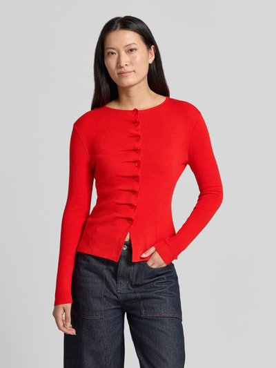 Vrouwenmodel draagt felrood mouwloos vest Model 'GAMIRA' van SUNCOO PARIS, Materiaalmix met linnen, slim fit, ronde hals, plooien, knoopsluiting, ruglengte maat S 56 cm, mouwlengte S 61 cm, kleurcontrasten, gladde textuur, Ganzkörperansicht van voren.