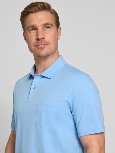 Męski model nosi Regular Fit Poloshirt mit Brusttasche von MAERZ Muenchen, jasnoniebieski, czysta bawełna, krój regular fit, zapięcie na guziki, kieszeń na piersi, długość tyłu w rozmiarze 50: 71 cm, zbliżenie na górną część ciała