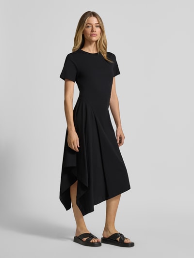 Vrouwenmodel draagt Tailliertes Jersey-Kleid aus Baumwoll-Mix van s.Oliver RED LABEL in zwart, asymmetrische zoom, all-over gestreept, midi, getailleerde fit, ronde hals, korte mouw, jersey katoenmix, detailopname, vooraanzicht.