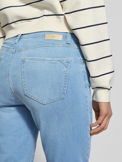 Frauenmodel trägt Slim Fit Jeans mit 5-Pocket-Design Modell 'Mary' von BRAX in Hellblau, Baumwoll-Mix, Nahaufnahme Rückansicht, Bundweite 38 cm, Innenbeinlänge 81 cm.