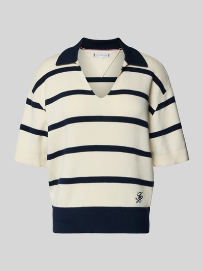 Produktfoto, Regular Fit Pullover aus reiner Baumwolle von Tommy Hilfiger, efekt: wzór w paski na całej powierzchni, krój regular fit, wzór w paski, wyhaftowane logo, kołnierzyk polo, dekolt w serek, krótki rękaw, prążkowane zakończenia, drobny splot, bawełna