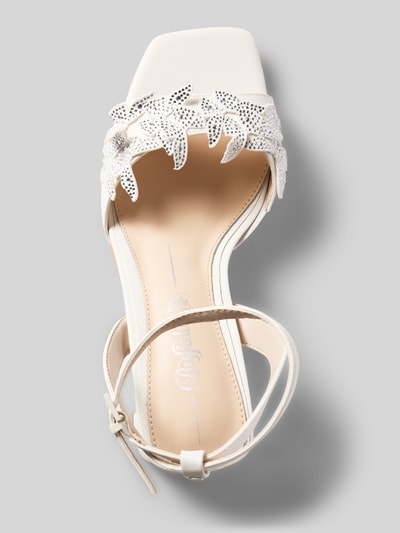 Produktfoto, Sandalette mit Ziersteinbesatz Modell 'ASHLEY BUTTERFLY GLAM' von Buffalo, Riemen mit Dornschließe, Blockabsatz, Absatzhöhe 8 cm, Farbe Beige, Zierstein-Details auf Riemen, für Damen, Größe 40.