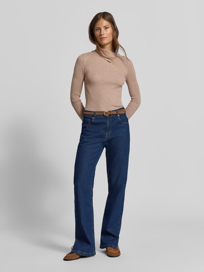 Frauenmodel trägt Slim Fit Pullover aus Viskose-Mix in Strick-Optik von MYON, beige, Knopfleiste, Ganzkörperansicht von vorne.