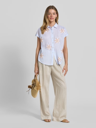 Frauenmodel trägt Regular Fit Bluse im Allover-Look mit Stitchings von Christian Berg Woman aus Reine Baumwolle mit Hemdblusenkragen, Knopfleiste, Rücklänge 65 cm, Ärmellänge 5 cm in Größe 36, weiß-beige-orange gemustert, strukturierte Oberfläche, Ganzkörperansicht von vorne.