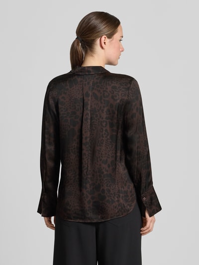 Frauenmodel trägt Regular Fit Langarmbluse aus reiner Viskose von s.Oliver BLACK LABEL in dunklem Animalprint mit glatter Textur, Ganzkörperansicht Rückansicht. Damen Langarmbluse von s.Oliver BLACK LABEL.