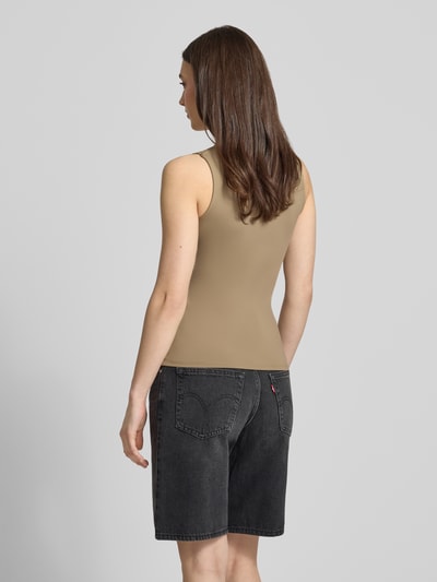 Frauenmodel trägt Slim Fit Tank Top mit U-Ausschnitt Modell 'LULA' von Pieces, unifarben, breite Träger, Ganzkörperansicht Rückansicht.