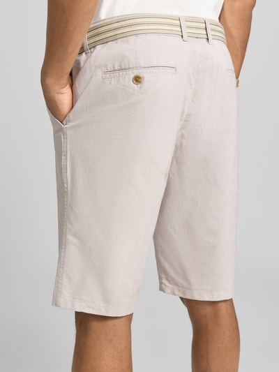 Männermodel trägt Bermudas mit französischen Eingrifftaschen und Gürtel von Christian Berg Men aus Baumwoll-Mix mit Stretch-Anteil, Straight Fit, Knopf-Reißverschluss, Bundweite 45 cm, Innenbeinlänge 29 cm, Ganzkörperansicht Rückansicht.